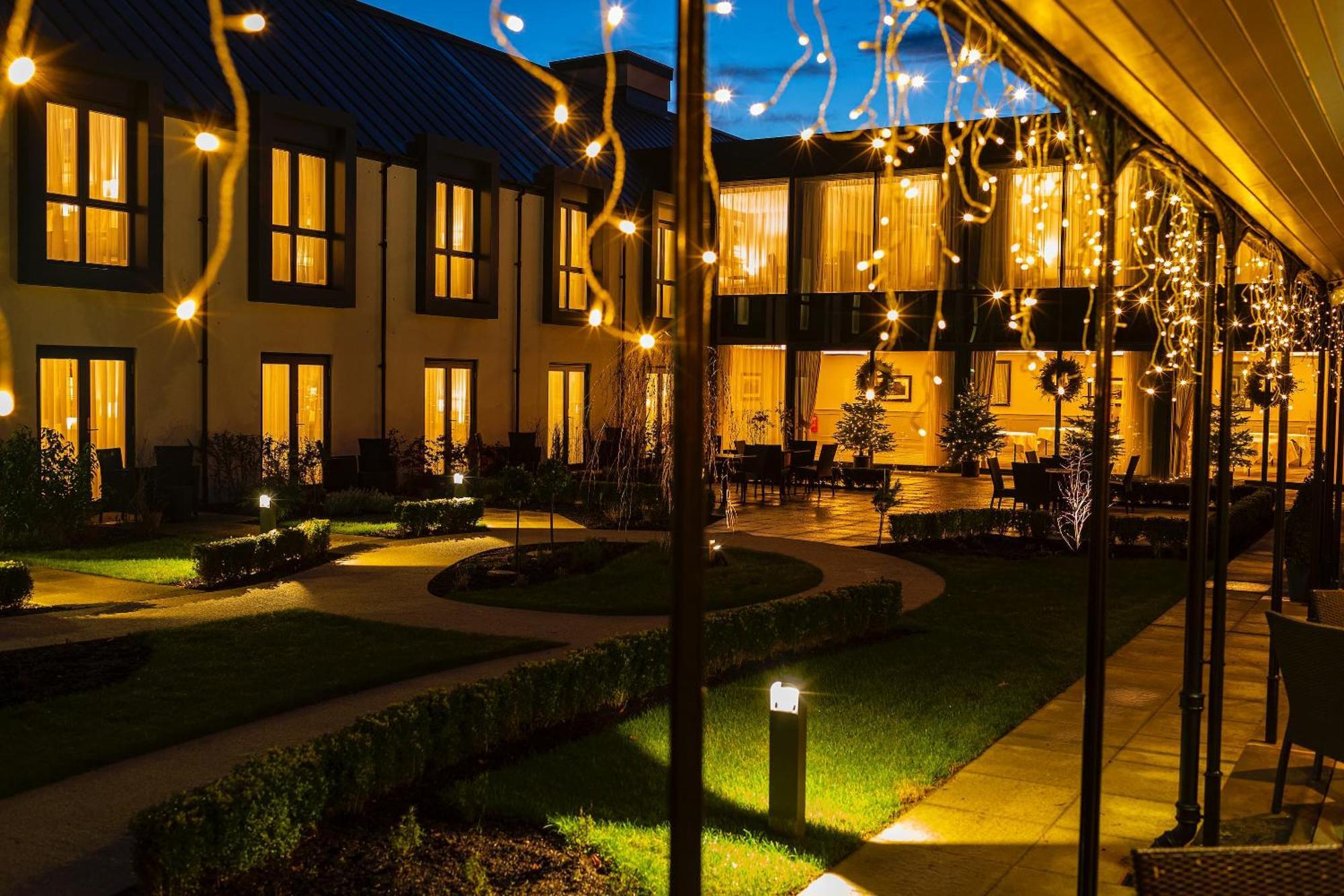 Hotel Ness Walk Inverness Exterior foto The courtyard at night