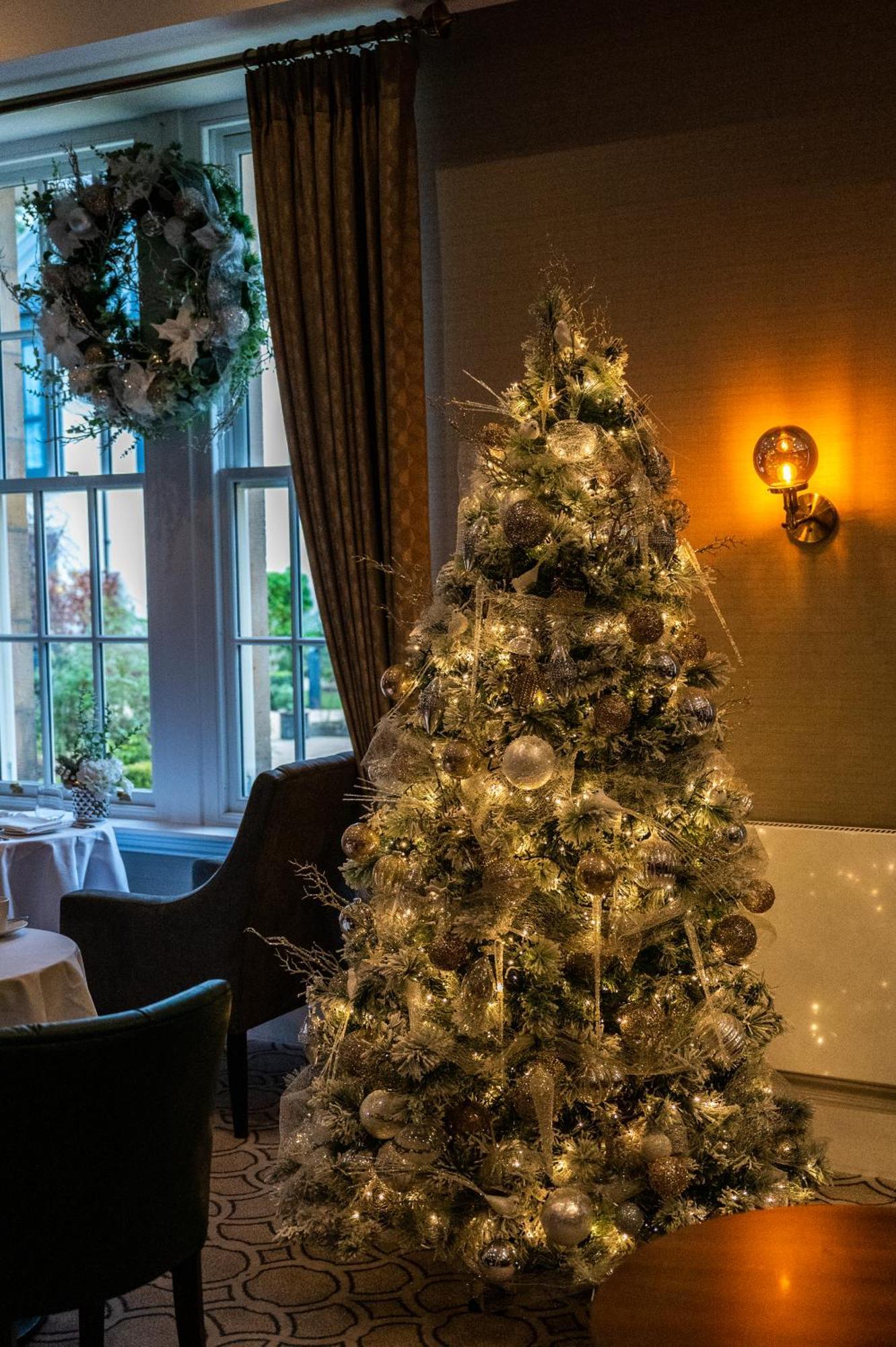 Hotel Ness Walk Inverness Exterior foto Christmas tree at the hotel