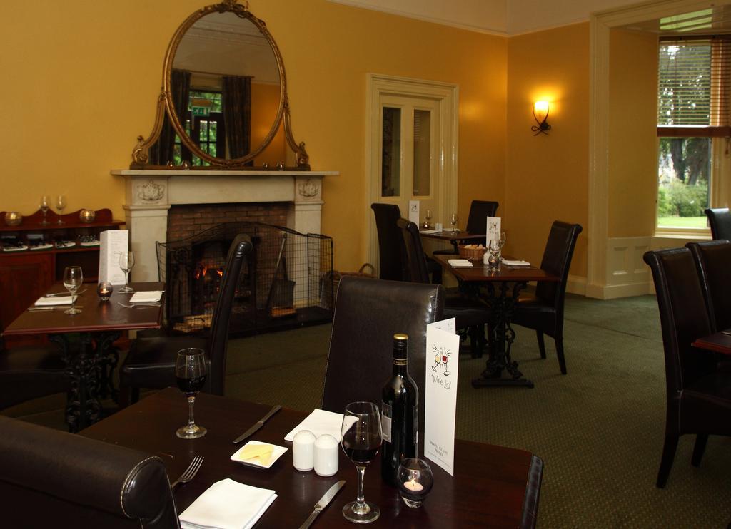 Hotel Ness Walk Inverness Exterior foto The restaurant at The Old Vicarage