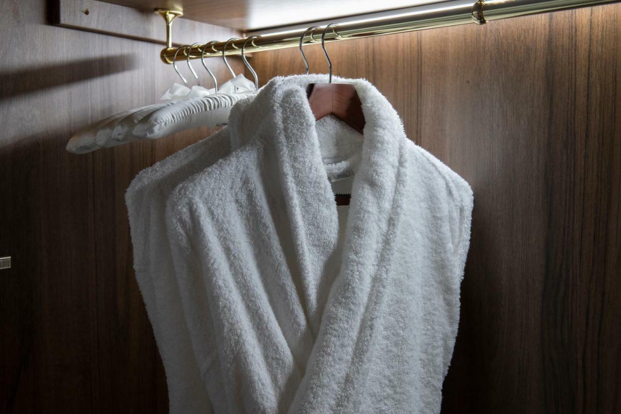 Hotel Ness Walk Inverness Exterior foto A bathrobe